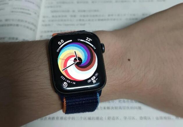 手上戴一个Apple watch是什么样的体验？