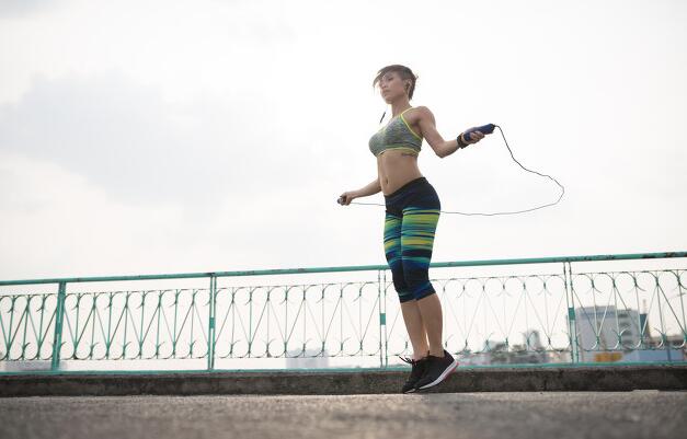 如何通过生活饮食和体育锻炼来控制体重